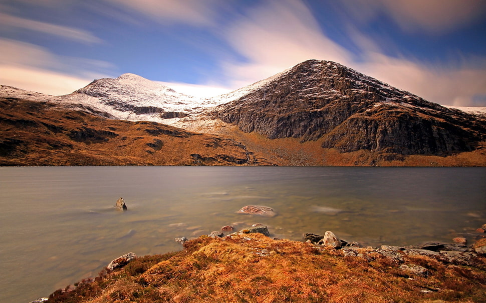 body of water range mountain HD wallpaper