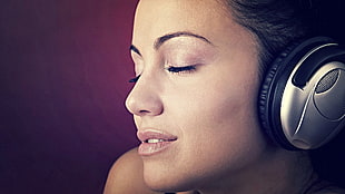 woman using headphones HD wallpaper