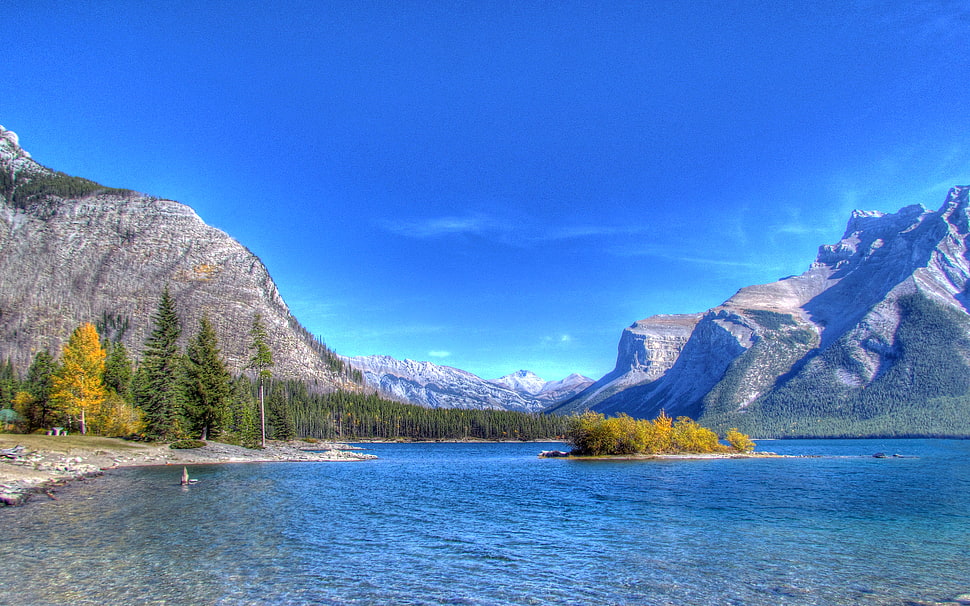 sea near mountains HD wallpaper