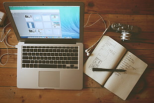 silver laptop computer near black ball point pen HD wallpaper
