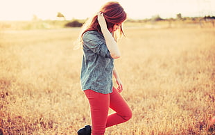 women in gray 3/4 sleeved shirt with red fitted jeans during daytime HD wallpaper