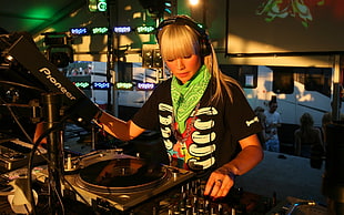 blonde haired female DJ HD wallpaper