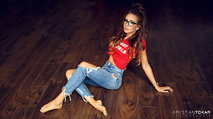 woman wearing t-shirt and distressed jeans sitting on floor HD wallpaper
