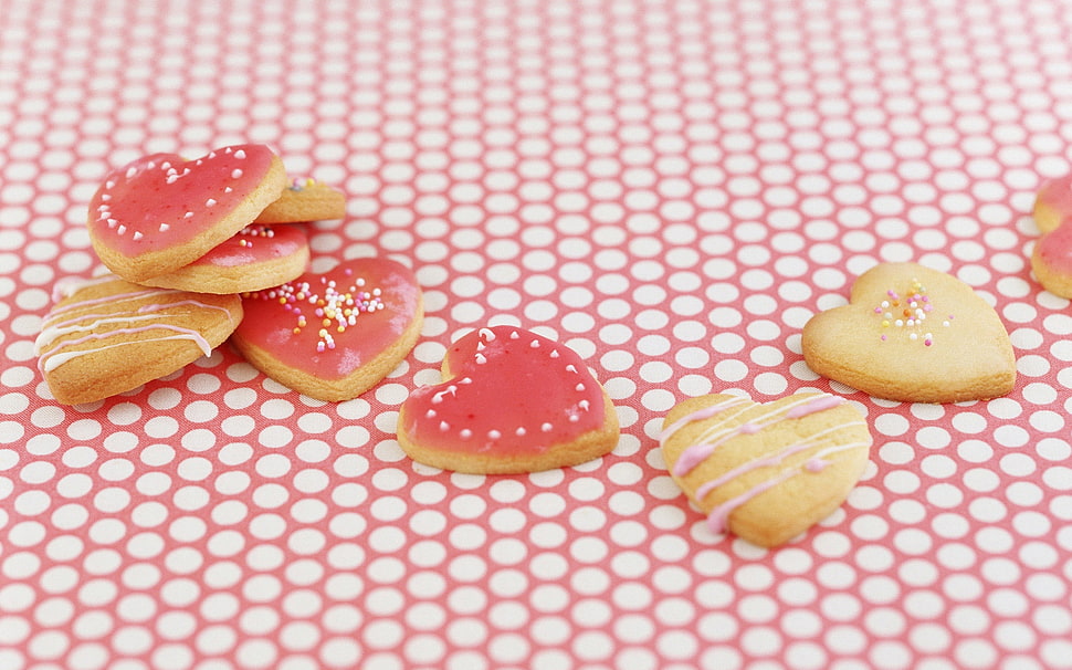 heart biscuits with cream HD wallpaper
