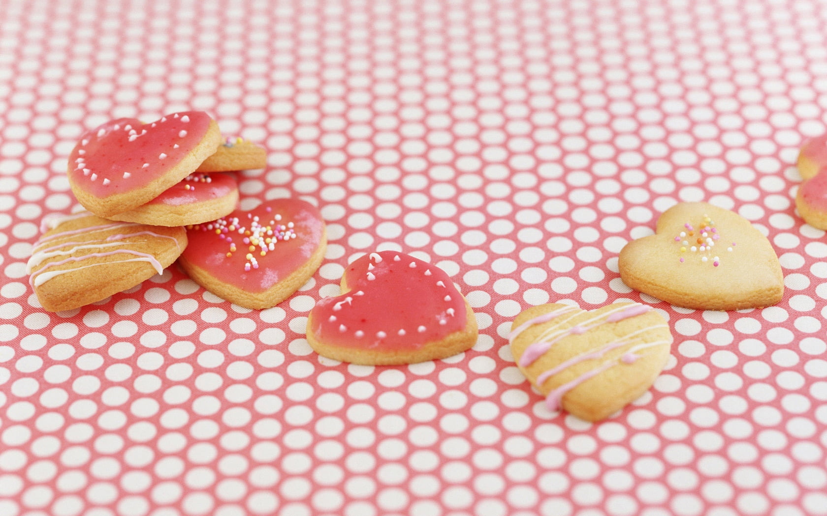 heart biscuits with cream