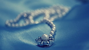 silver-colored white pearl necklace HD wallpaper