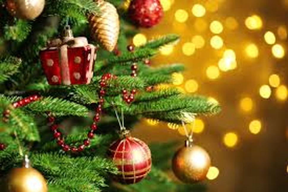 green pine tree with baubles HD wallpaper