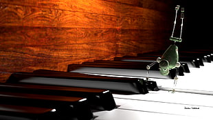 green robot toy, piano, robot, closeup, digital art HD wallpaper