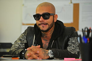 man wearing black sunglasses and black jacket HD wallpaper