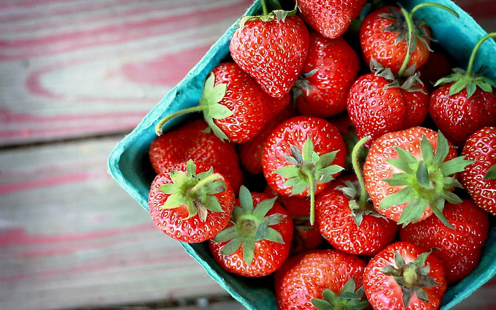 basket of strawberries photograpy HD wallpaper