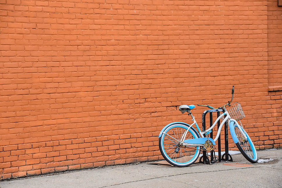 white and blue city bike near brown wall cricks at daytime HD wallpaper
