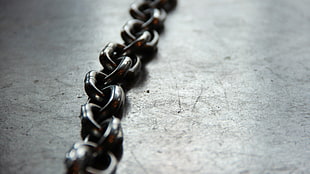 close-up photo of black chain link hoist