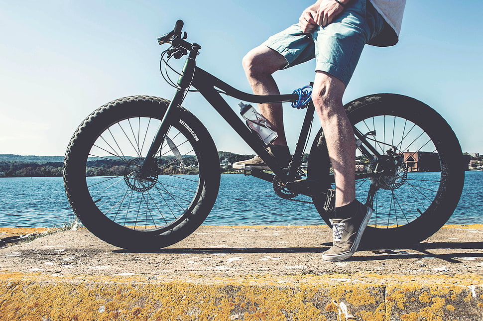 man riding mountain bicycle HD wallpaper