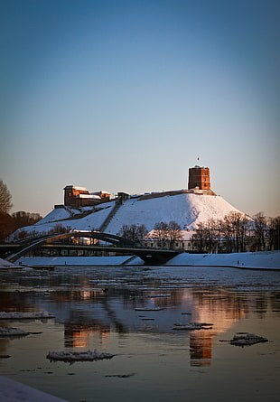 brown arch bridge, Lithuania, Vilnius, castle, snow HD wallpaper