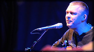 man wearing brown Sound crew-neck shirt using microphone HD wallpaper