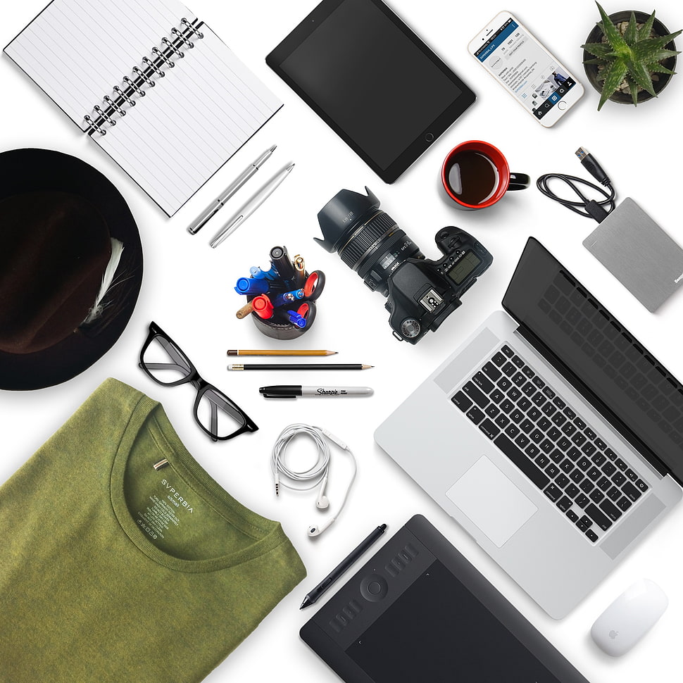 black DSLR camera near MacBook Pro HD wallpaper