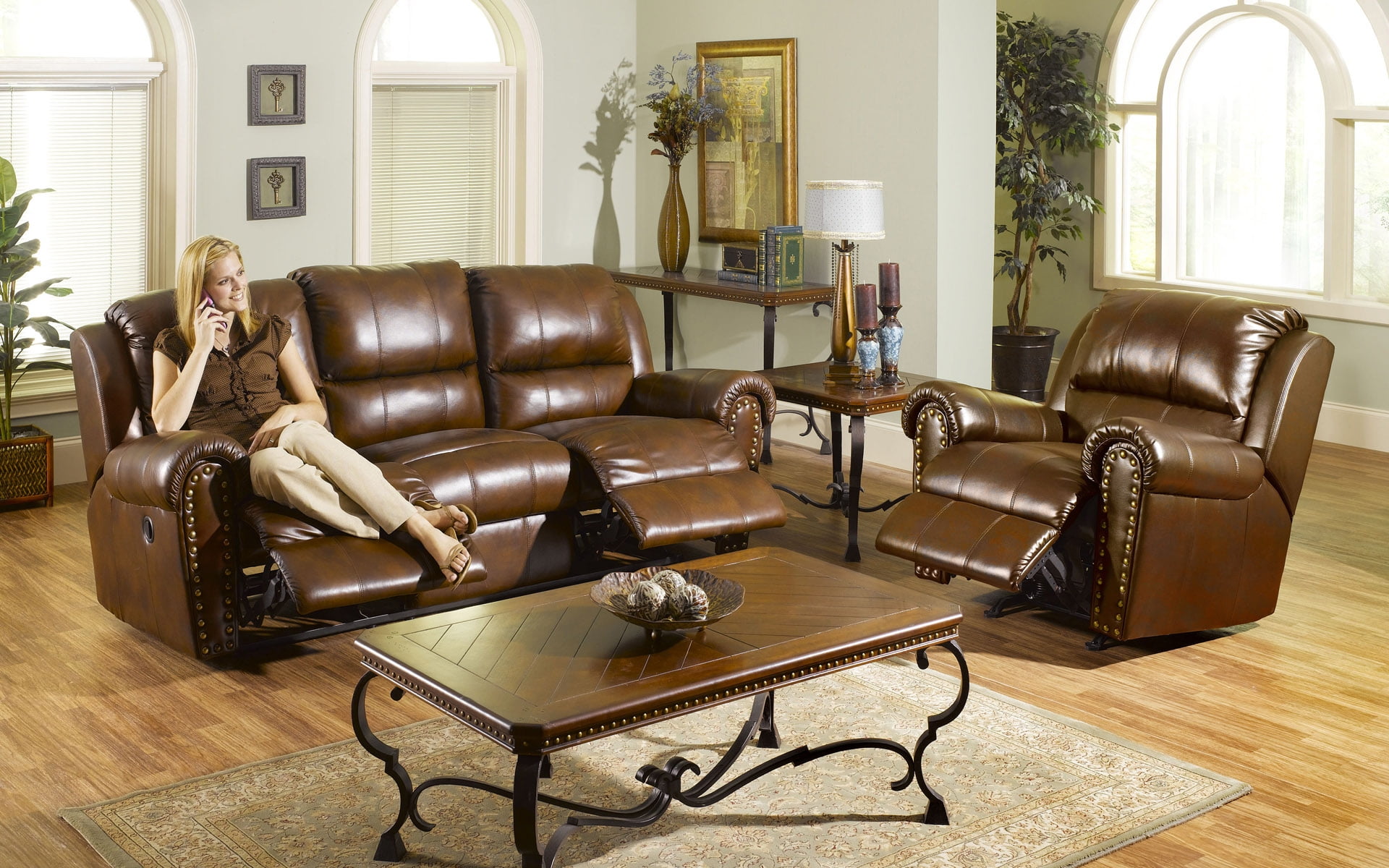 Мебель кожаные диваны. Кожаная мебель в интерьере. Кожаный диван. Кожаный диван в интерьере. Кожаная мебель в интерьере гостиной.