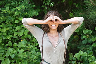 woman in brown 3/4-sleeved shirt near green plant HD wallpaper