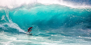 man doing surfing during daytime HD wallpaper