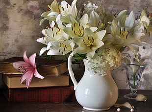 white and pink Lily flower and Hydrangea flower centerpiece HD wallpaper