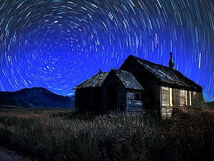 time lapse photo of house on grass during starry night, una, otra
