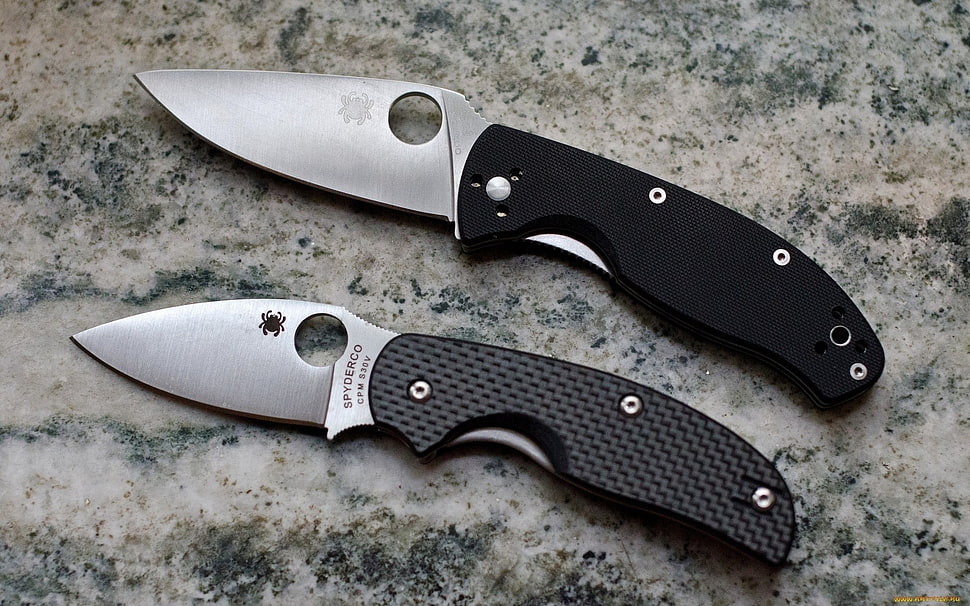 closeup photo of two black pocket knives HD wallpaper