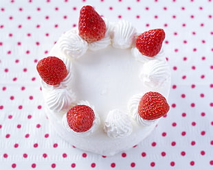 closeup photography of round cake with strawberry