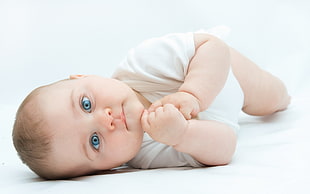 baby laying on bed HD wallpaper