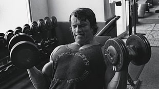 greyscale photo of Arnold Schwarzenegger HD wallpaper