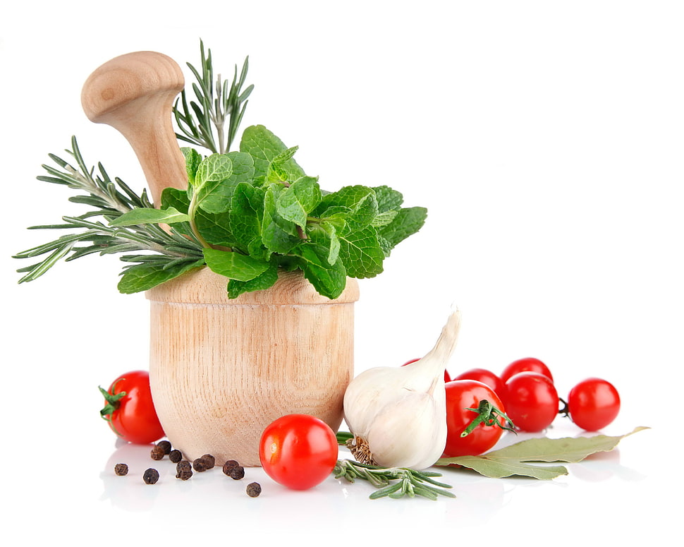 tomatoes and garlic near the vegetables on mortar HD wallpaper