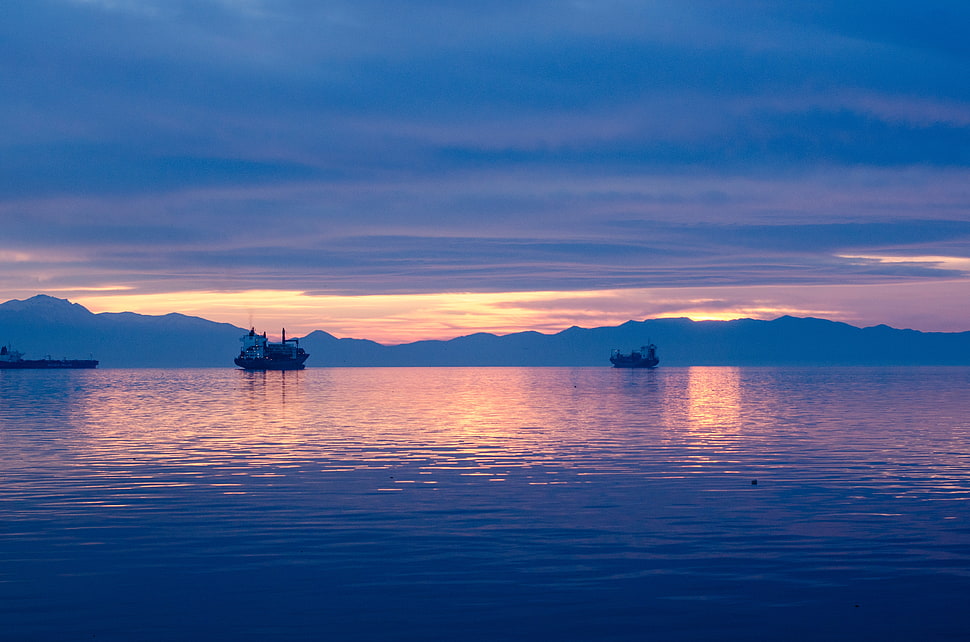 body of water, Ship, Skyline, Sea HD wallpaper