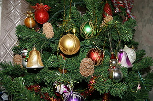 Christmas tree with baubels HD wallpaper