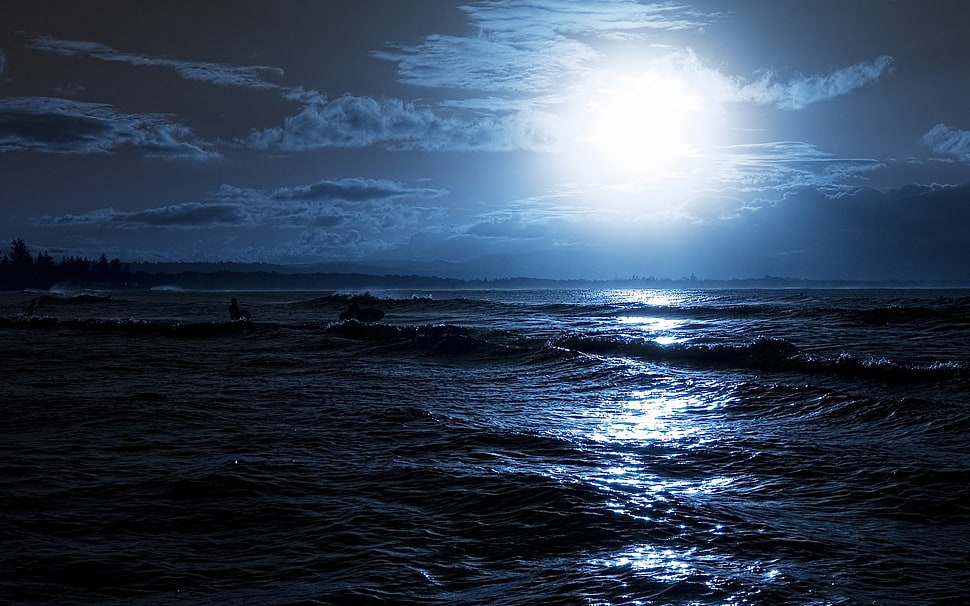 sea under moon digital wallpaper HD wallpaper