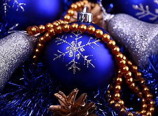 blue bauble with snow flake printmaking HD wallpaper