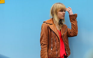 woman in brown zip-up jacket HD wallpaper