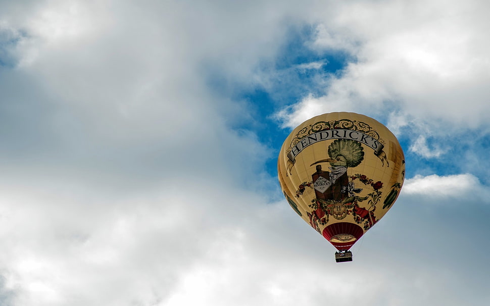 Hendrick's hot air balloon on flight HD wallpaper