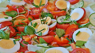 slice egg and tomatoes