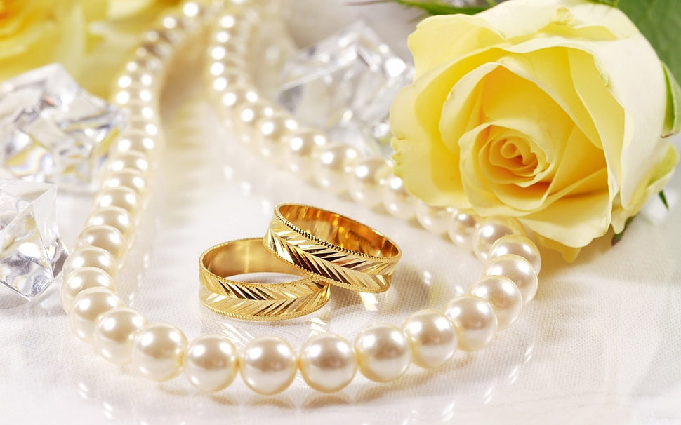 gold-colored bridal ring set near pearl necklace HD wallpaper
