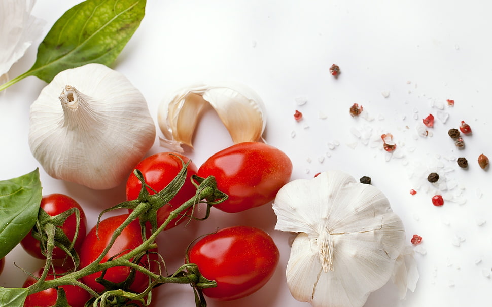 Garlic and cherry tomatoes HD wallpaper