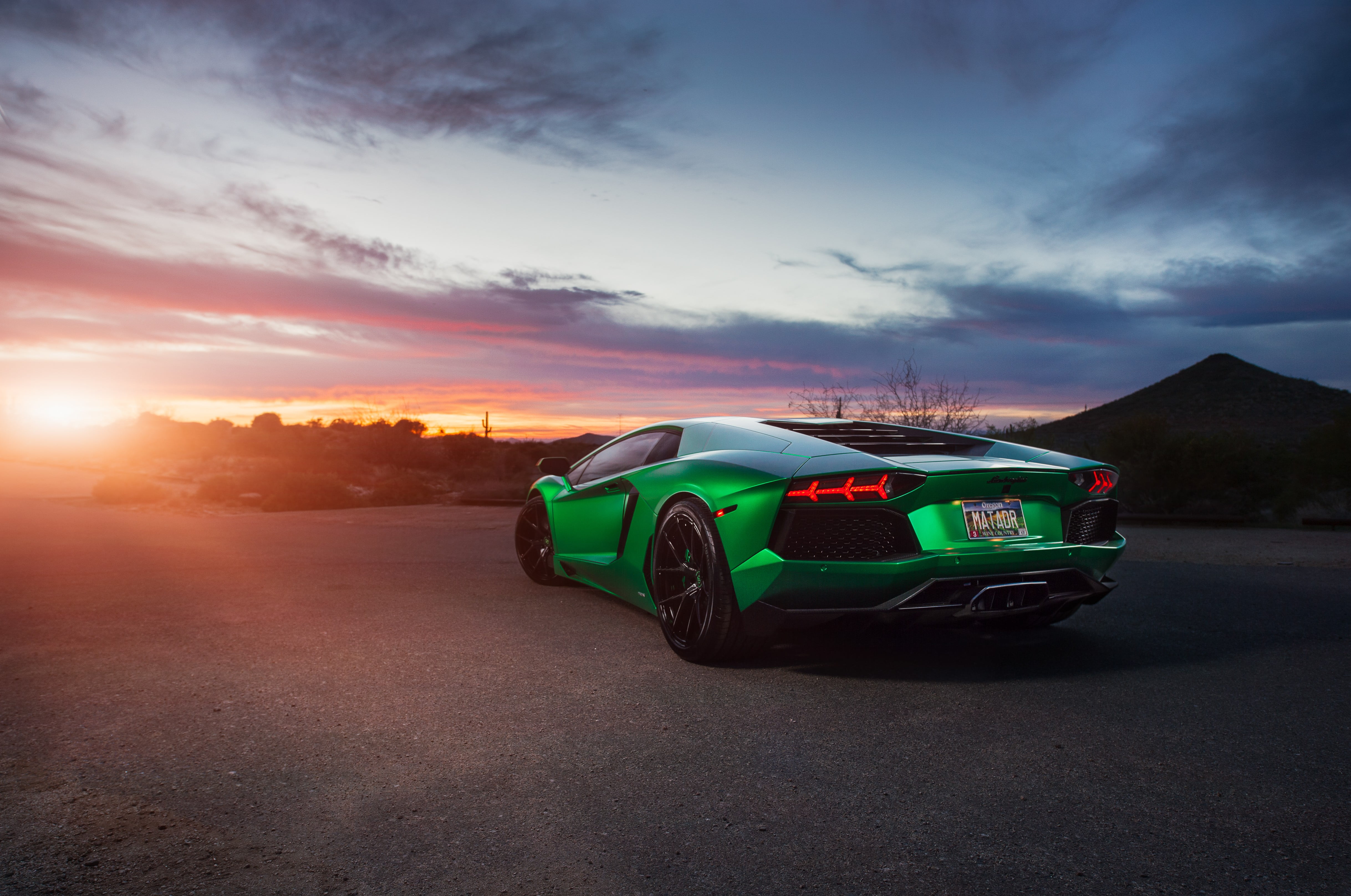 Зеленый автомобиль на дороге. Ламборджини авентадор зеленая. Lamborghini Aventador зеленый. Ламборджини авентадор 4к. Ламборгини авентадор кабриолет зеленый.