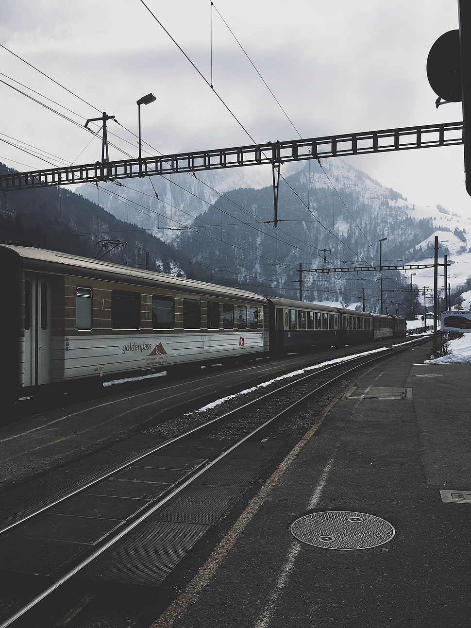 white and black train HD wallpaper