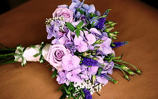closeup photo of purple petaled bouquet flowers