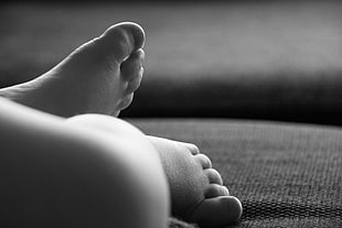 grayscale photo of baby's feet HD wallpaper