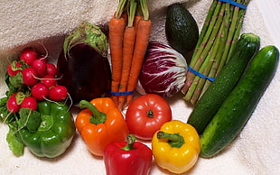 closeup photo of cucumber, bell peppers, tomato, carrots and cabbage HD wallpaper