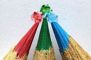 three red, blue, and blue color pencils HD wallpaper