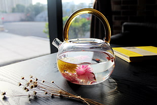 clear glass teapot with flowers insinde HD wallpaper