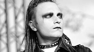 grayscale photo of a man HD wallpaper