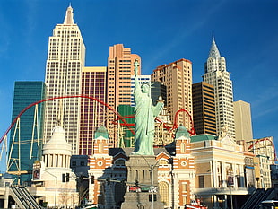 white and blue building painting, Las Vegas, hotel, architecture, Statue of Liberty HD wallpaper