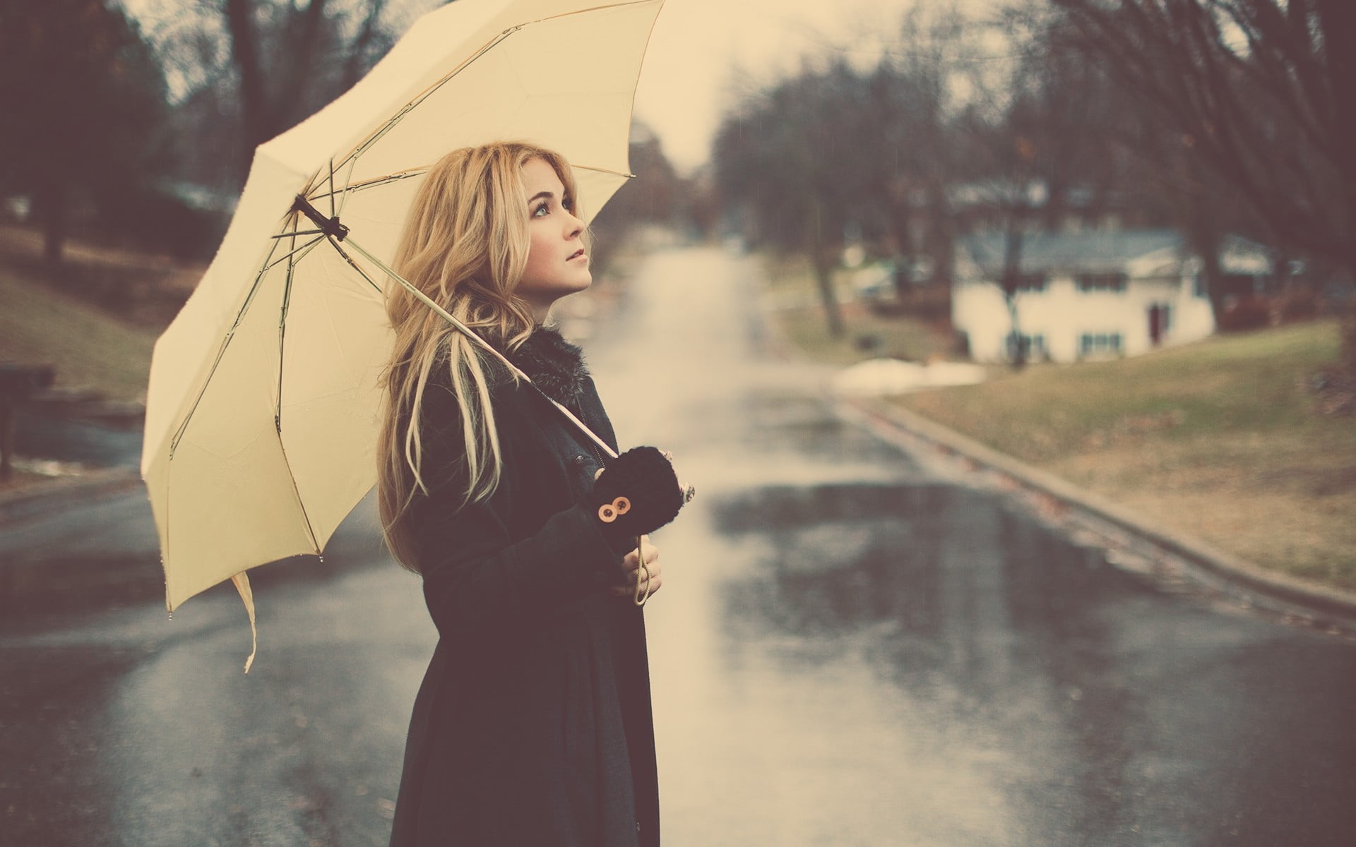 下雨天 伤感的女孩在雨中独自徘徊，我想你了