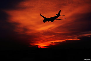 silhouette of airplane during nighttime HD wallpaper
